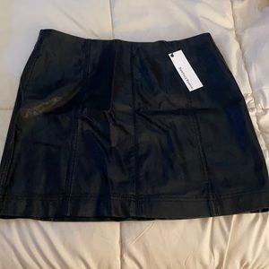 🎃🎃🎃NWT Faux leather skirt
